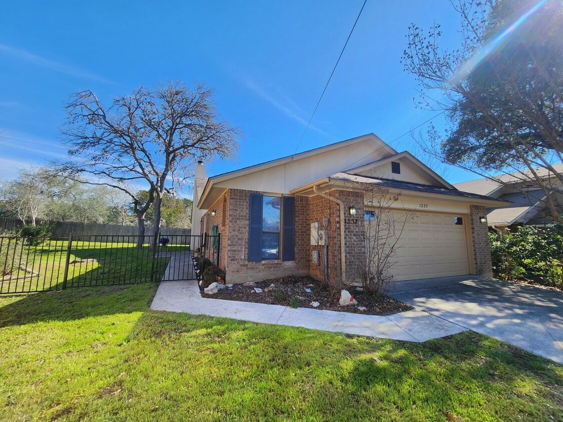 Primary Photo - 2 Weeks Free Rent /Great Location off the ...