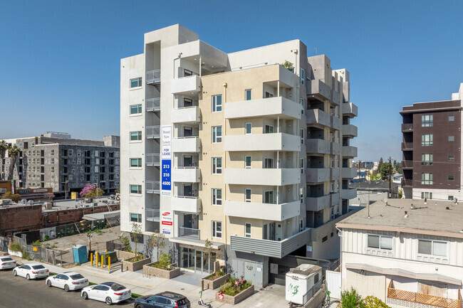 Building Photo - 983 Dewey Ave