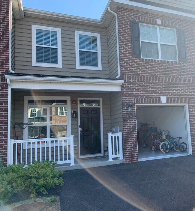 Building Photo - 16760 River View Cir