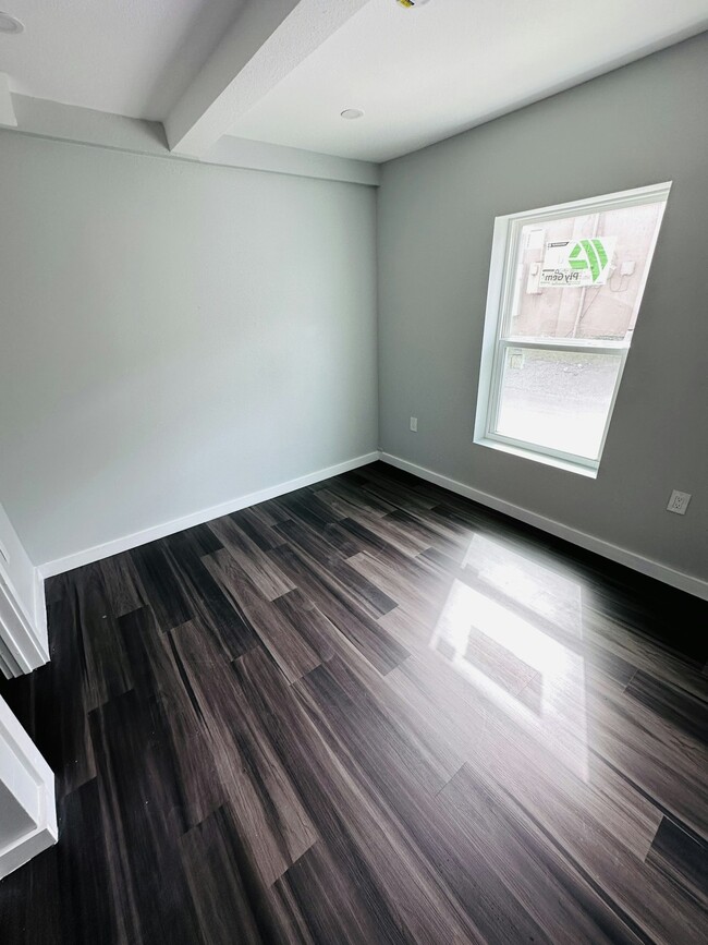 Building Photo - 609 Sealy Ave