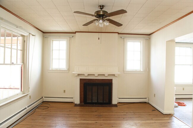 Building Photo - Large 3 Bedroom + Bonus Room with Laundry ...