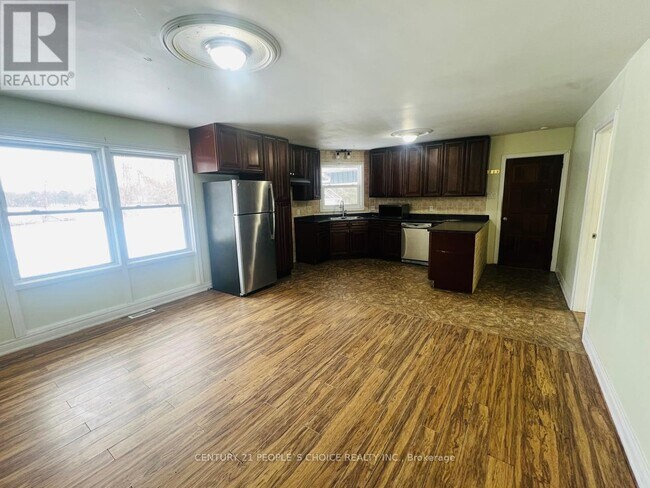 Photo du bâtiment - 1086 Lakeshore Rd