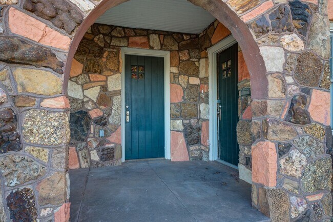 Foto del edificio - One-Of-A-Kind Home, completely remodeled!