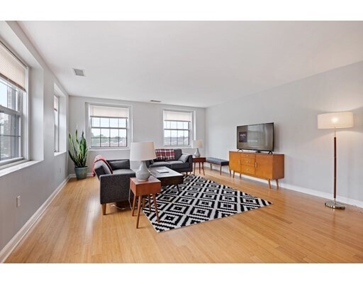 Building Photo - 10 Weston Ave