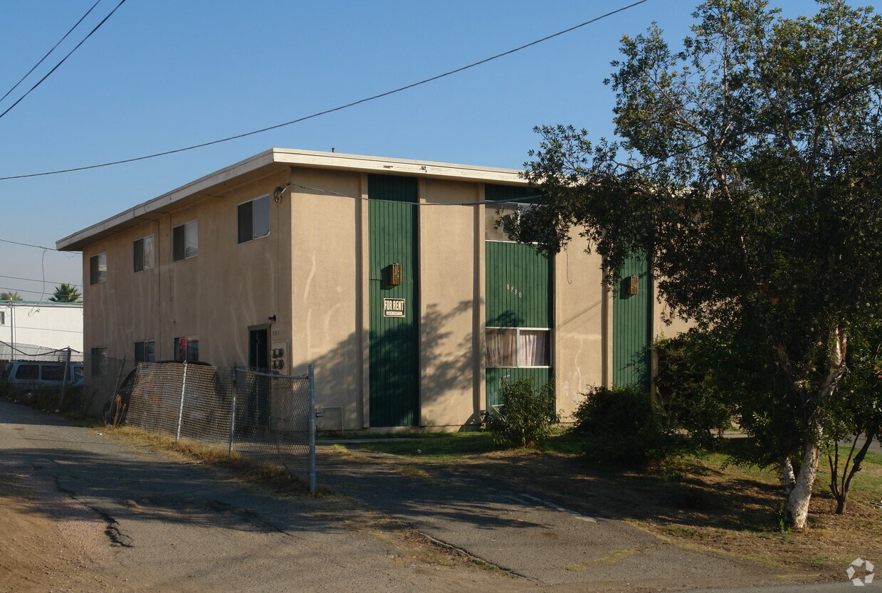Building Photo - 8930 Kenwood Dr