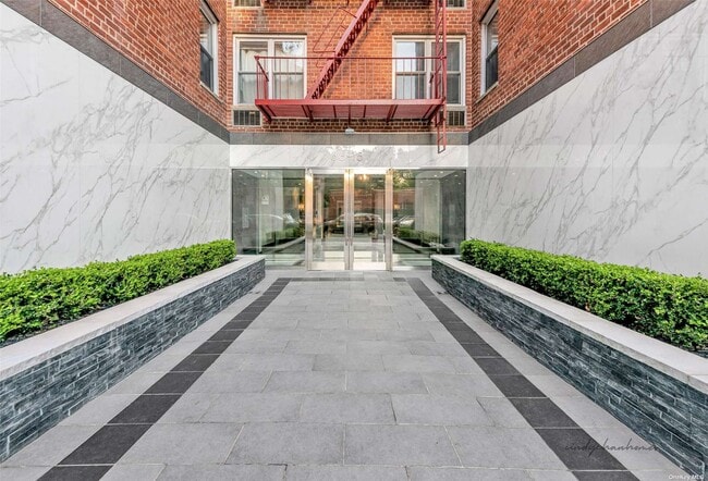 Building Photo - 66-15 Thornton Pl