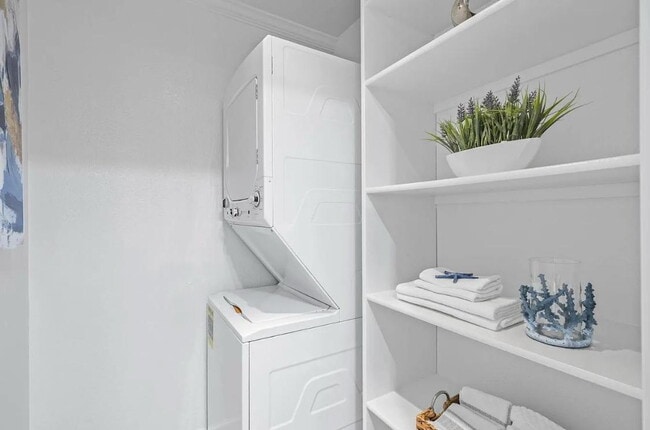 Foto del edificio - "Chic 1-Bed Waterfront Apartment with Cent...