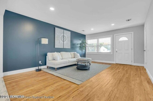 Building Photo - 1145 Roe Ave