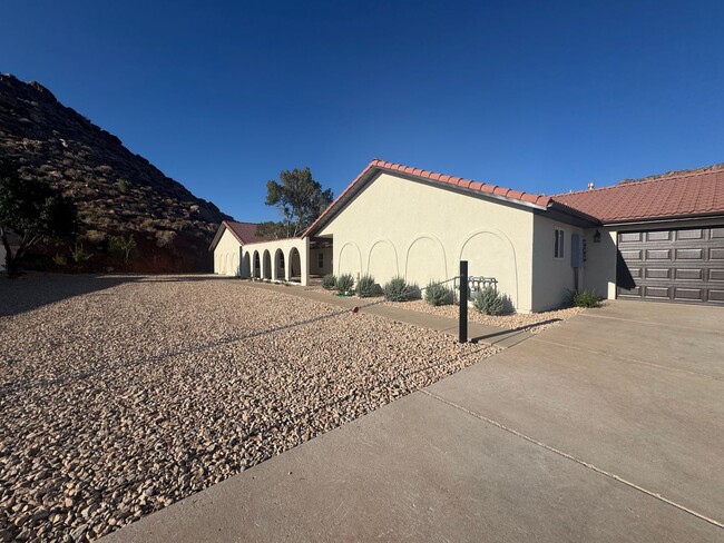 Building Photo - 75 E Roundy Mountain Rd