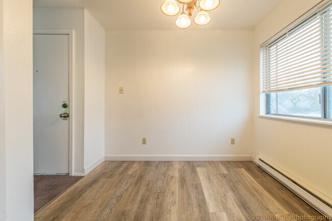 Foto del edificio - 9512 N Oswego Ave