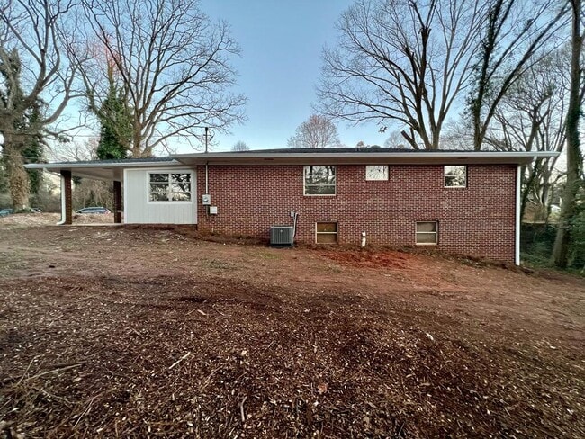 Building Photo - 1101 Enota Cir NE