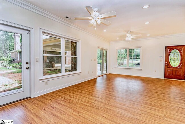 Building Photo - 225 Hunt Club Dr