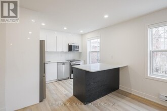 Building Photo - 383 Spadina Rd