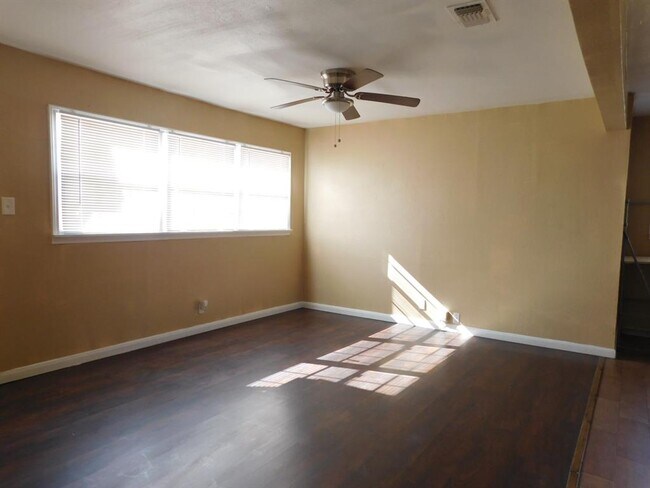 Foto del edificio - 6037 Ramey Ave