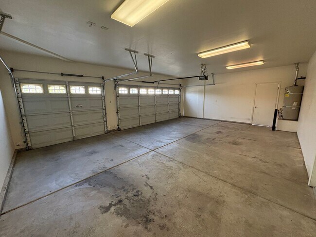 Foto del edificio - Spacious Tulare Home Available Now!