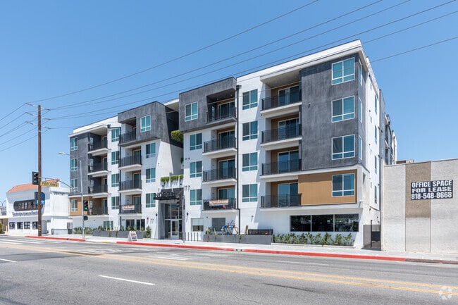Building Photo - 8940 Reseda Blvd
