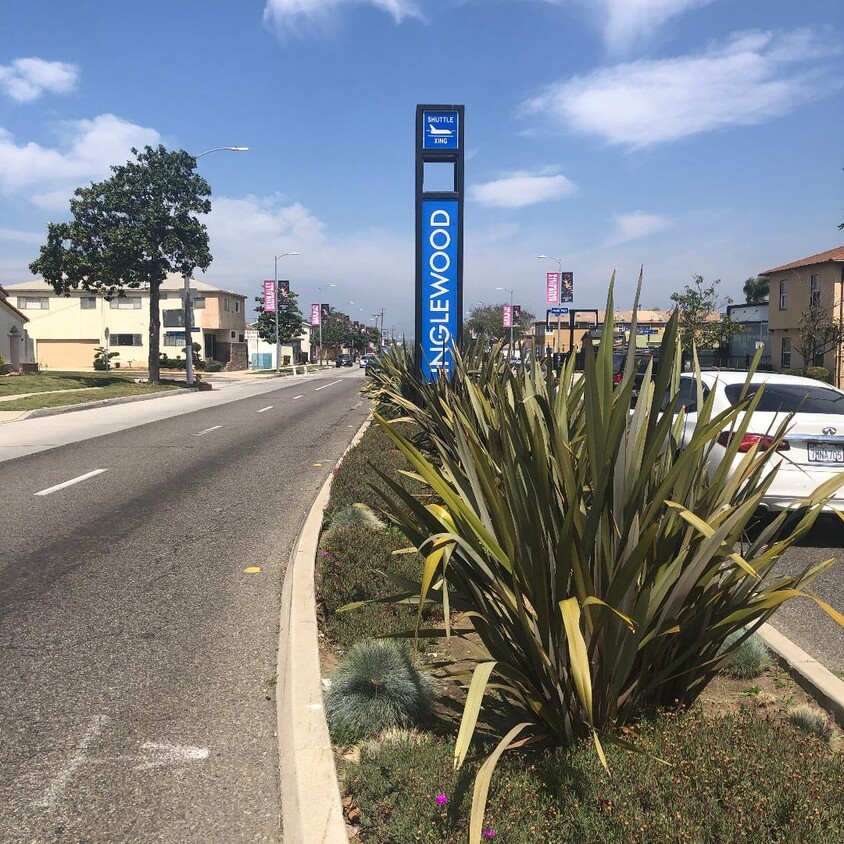 neighborhood sign - 8105 Crenshaw Blvd