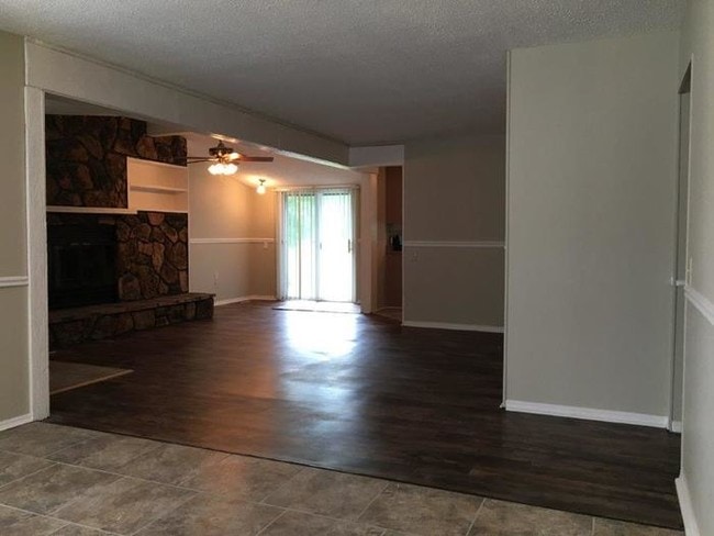 Building Photo - 2550 N Waterford Dr