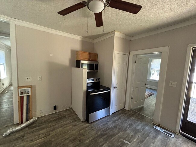 Foto del edificio - COMING SOON! Spacious 2 bed House! DEPOSIT...