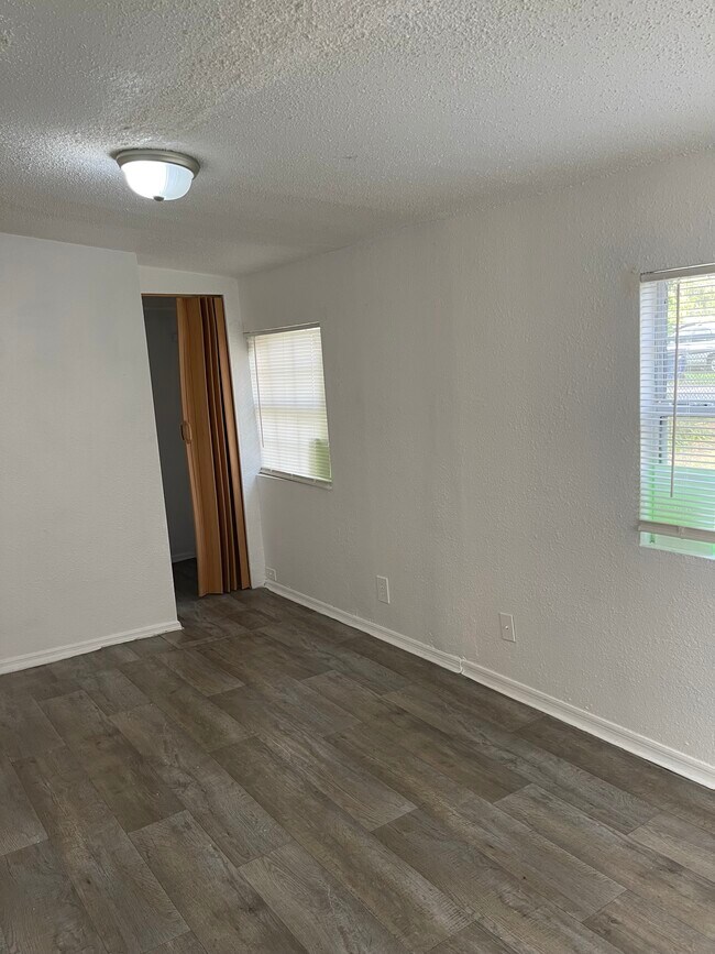 Foto del edificio - 8722 N Brooks St