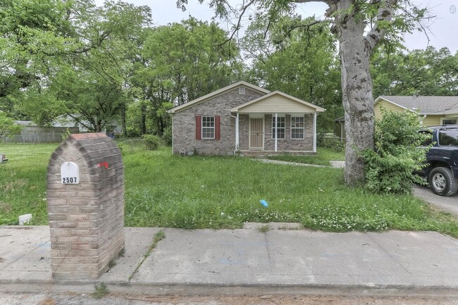 Foto del edificio - Charming 3-Bed, 2-Bath Gem in Nashville's ...