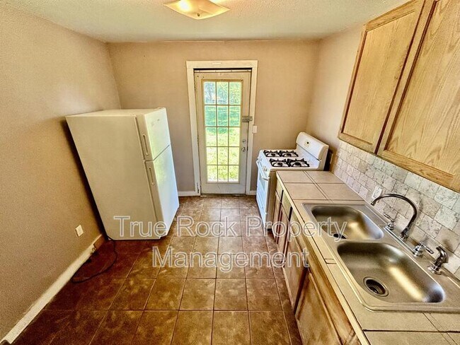 Building Photo - 204 E 2nd