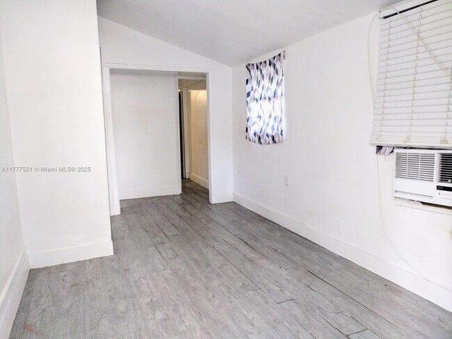 Foto del edificio - 5647 NW 5th Ct