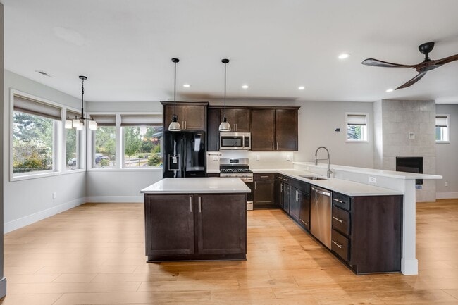 Building Photo - Beautiful 3 Bed, 3 Bath Rental Home in Bre...