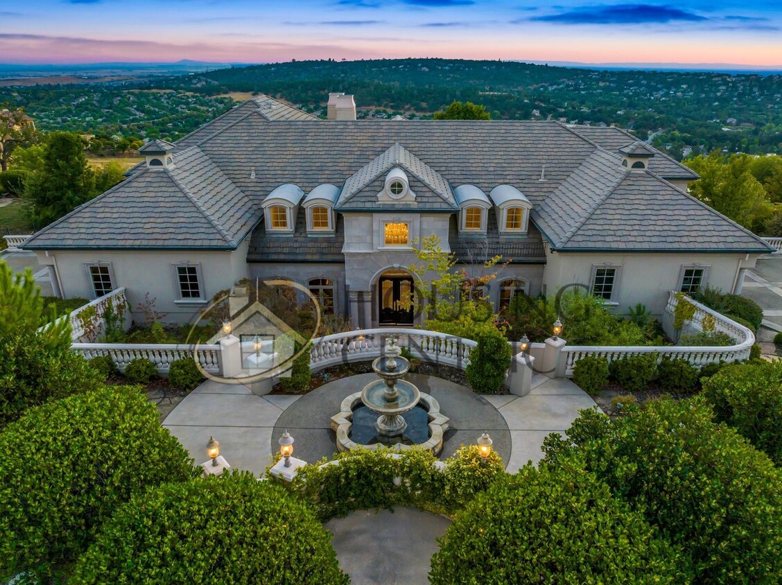 Foto principal - Palatial Executive Home in Custom Guard Ga...