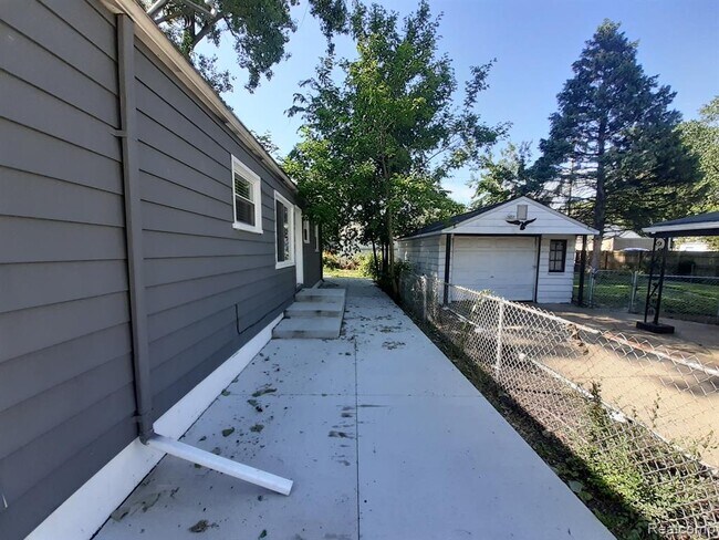 Building Photo - 1518 E George Ave