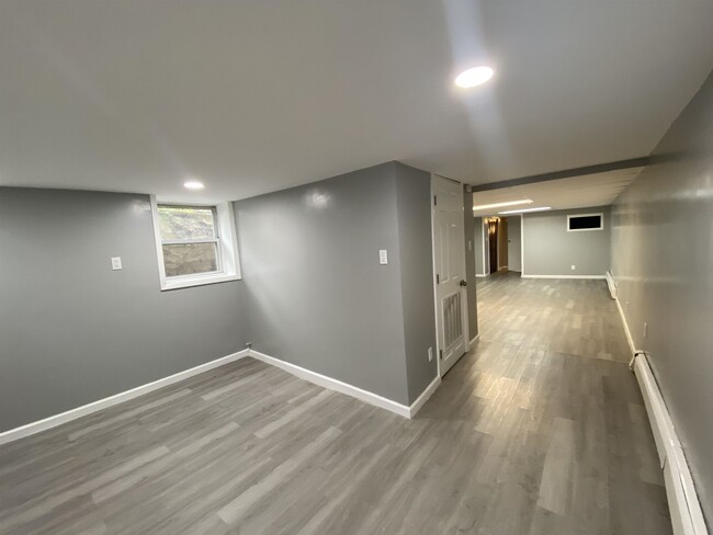 Building Photo - 146 Bowers St