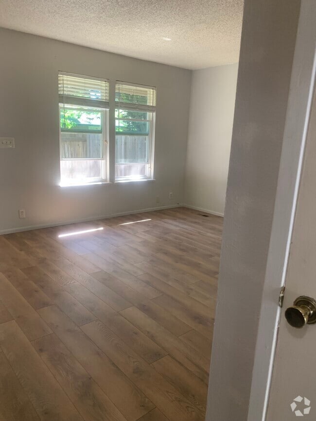 Building Photo - 8757 E Roundtree Ave