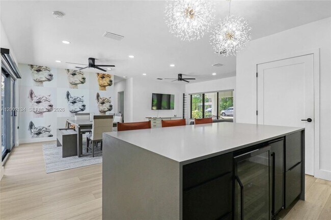 Foto del edificio - 811 NE 17th Ct