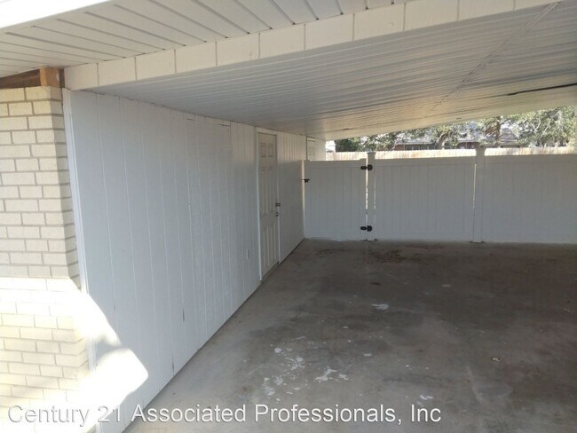 Building Photo - 1416 S Country Club Cir