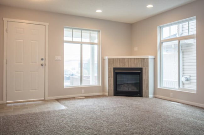 Building Photo - 4705-C-4749 49 Ave