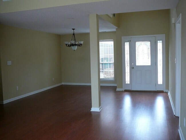 Building Photo - 3025 Vineyard Way