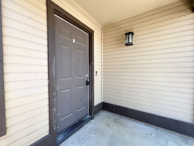 Foto del edificio - 4 Bed, 2 Bath - 1/4 Acre Lot on a Cul-De-Sac