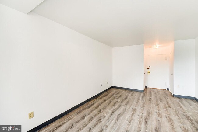 Building Photo - 1121 Arlington Blvd