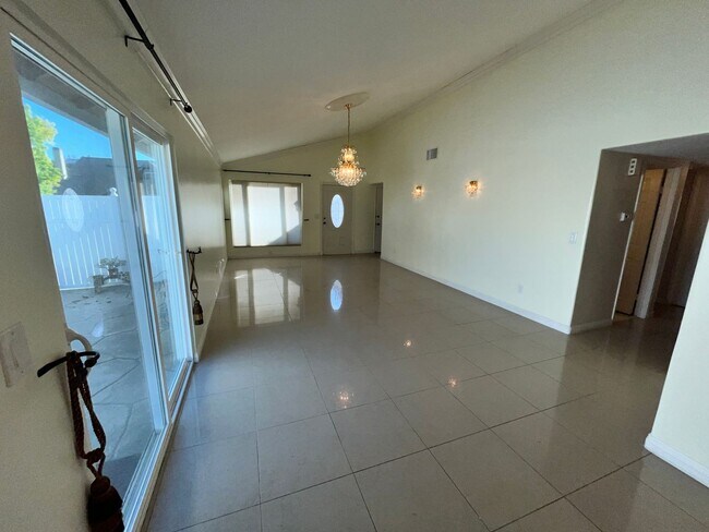 Building Photo - One story home 3 bedrooms, 2 baths