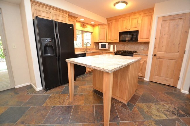 Building Photo - 1349 E Mariposa Ave