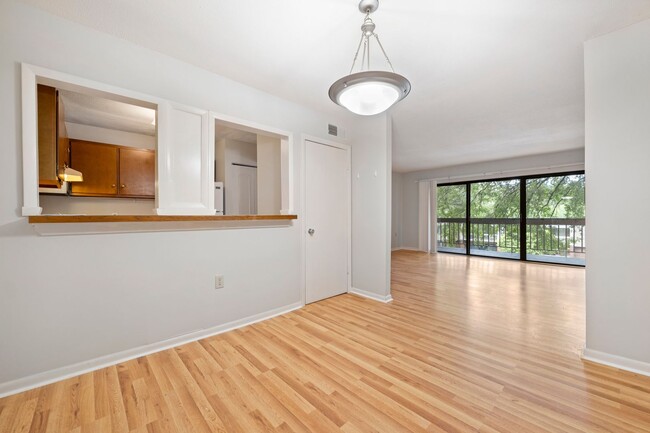 Foto del edificio - AVAILABLE NOW!!! Bolinwood condo available...