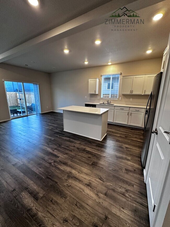 Foto del edificio - 4 bedroom home in Marcola Meadows