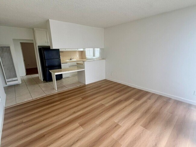 Foto del edificio - 3637 E 8th St