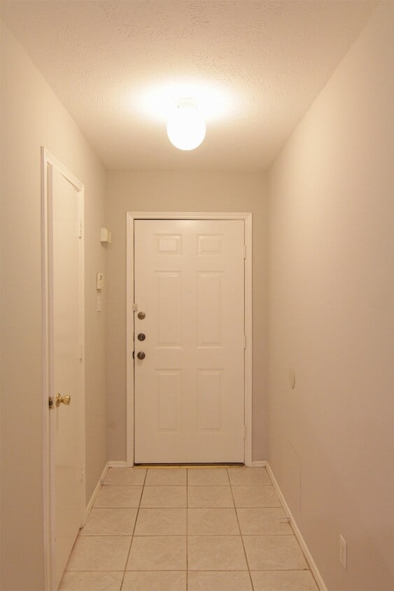 Foto principal - 8230 Golf Green Cir