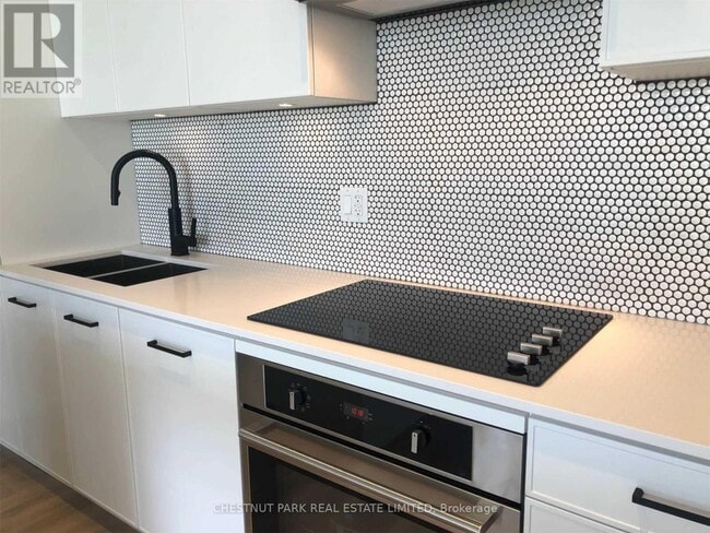 Building Photo - 899 Queen St E