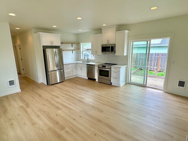 Foto del edificio - Brentwood-Darlington Fully Remodeled Bungalow with Huge Fenced Yard, A/C, Water/Sewer Included!