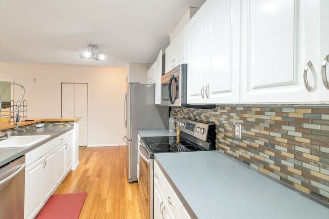 Building Photo - Amazing West Seattle 2 bedroom 2 bath W/S/...
