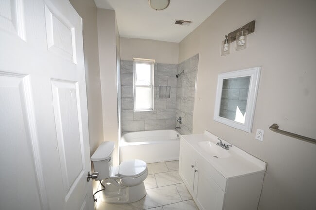 Building Photo - 742 Columbia St