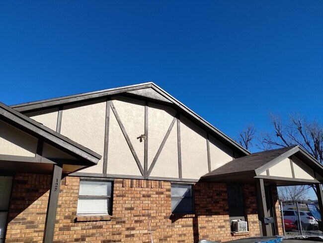 Foto del edificio - Available Now - 2 bed 1 bath duplex