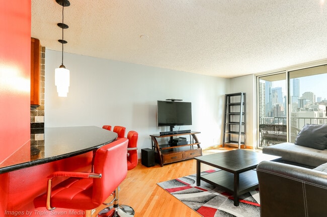 Building Photo - 1212 N La Salle Dr